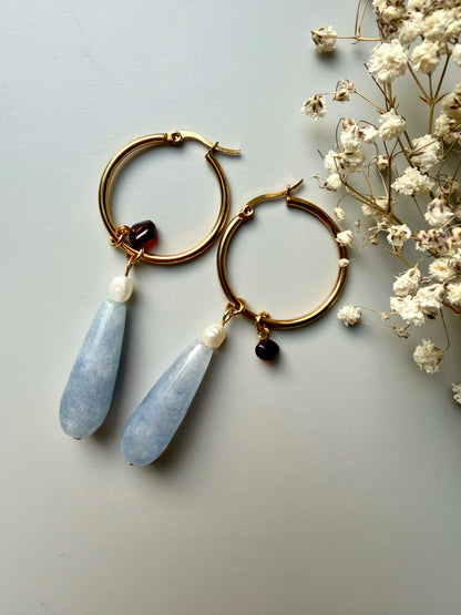 Stone Drip – Vergoldete Creolen mit Edelstein-Tropfen & Perlen – handgefertigt