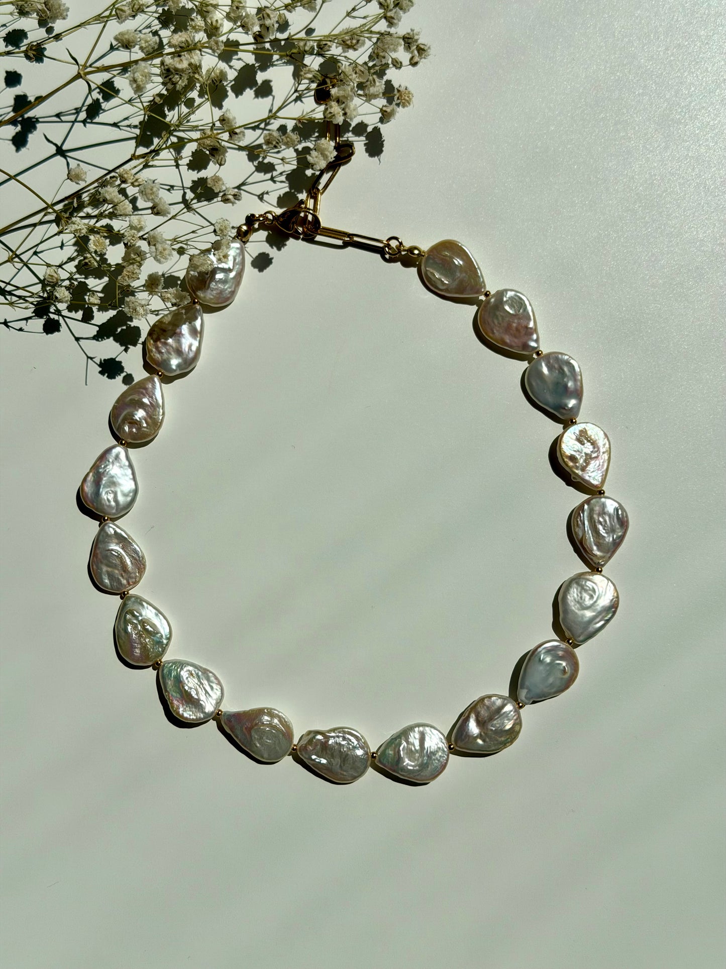 Pearl Petals – Halskette mit großen Süßwasserperlen – handgefertigt
