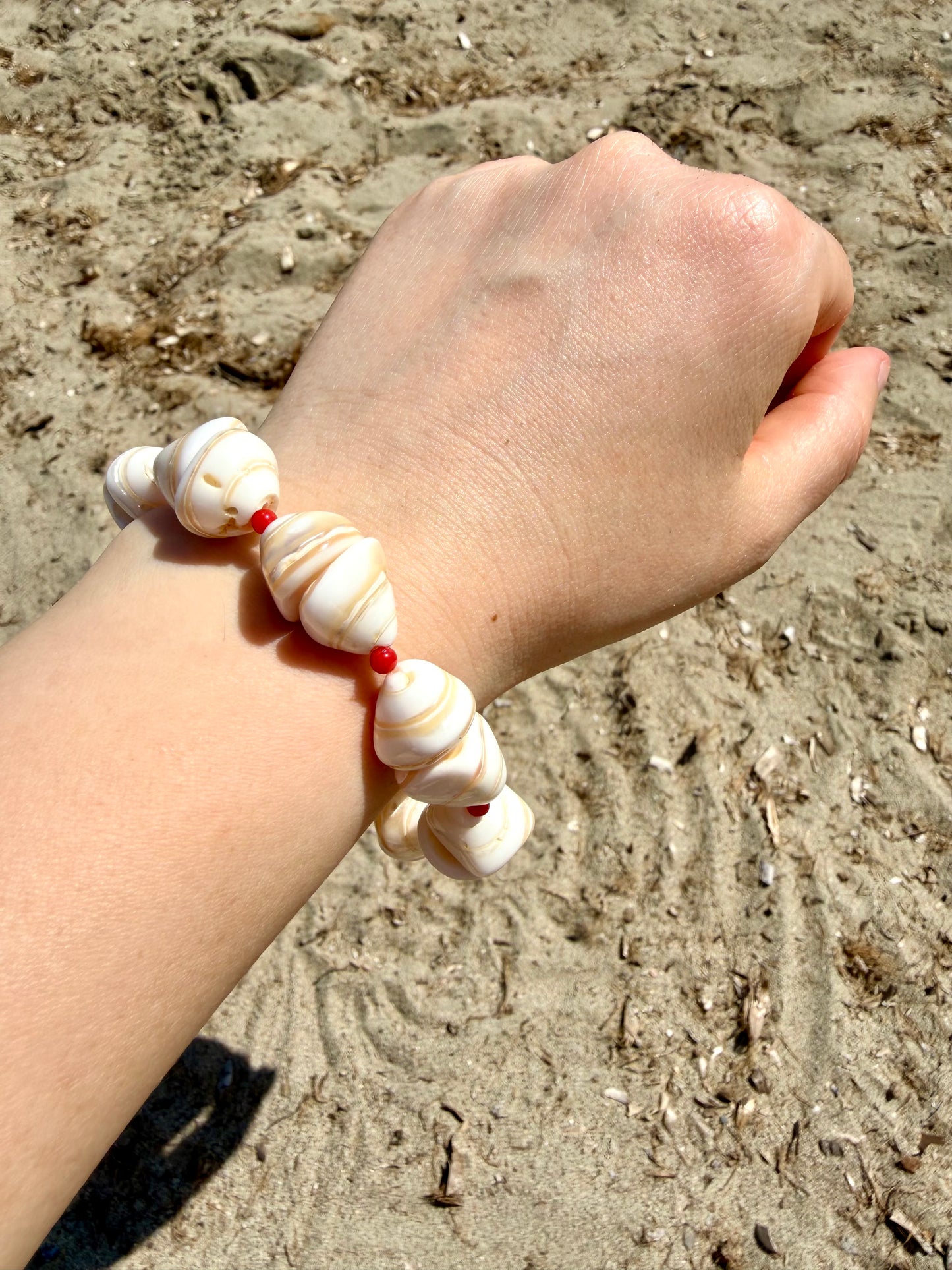 Coral Shell – Bracelet with shell pearls & red coral – handmade