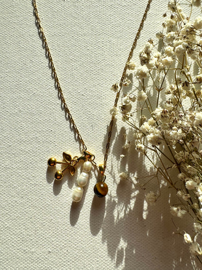 CHERRY CHARM – Halskette mit Süßwasserperlen, Tigerauge & 18k vergoldeten Anhängern, handgefertigt