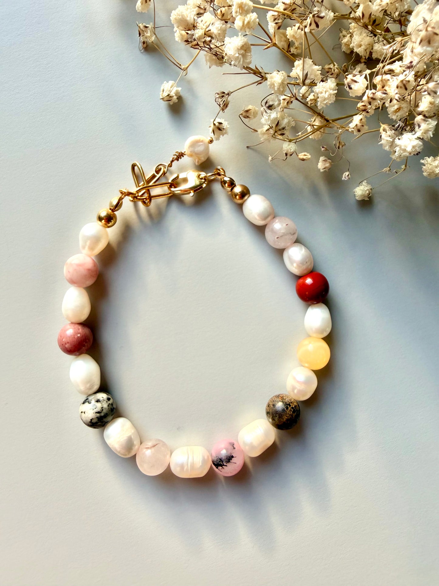 Bracelet with freshwater pearls &amp; colorful gemstones • 18k gold plated