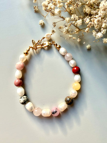 Bracelet with freshwater pearls &amp; colorful gemstones • 18k gold plated