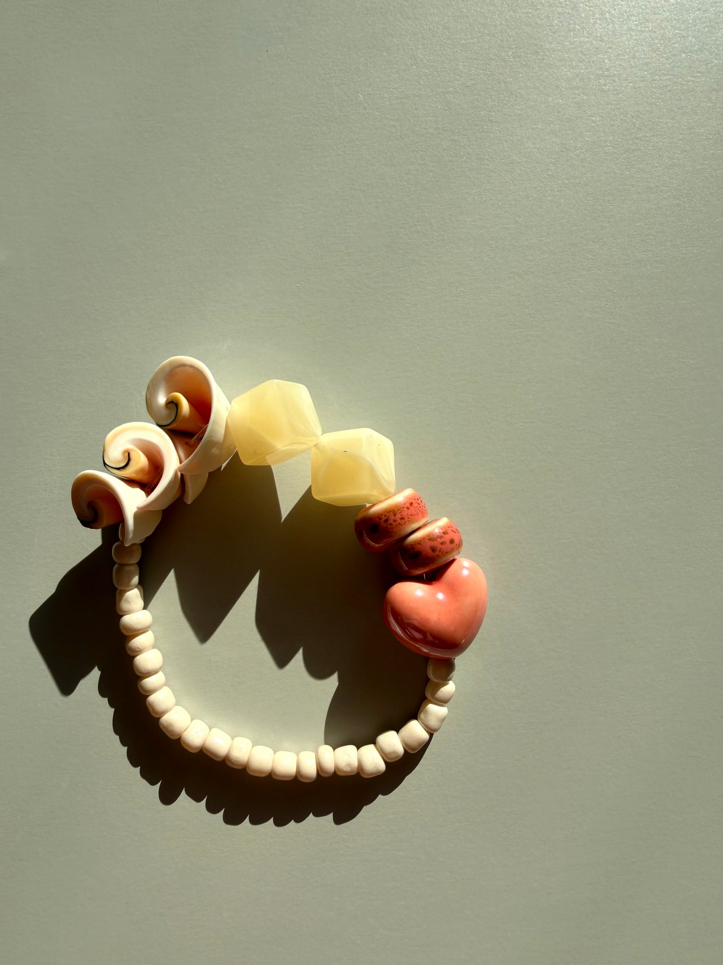 Shell Whisper – Statement Armband mit Keramik, Acryl & Muschel – handgefertigt