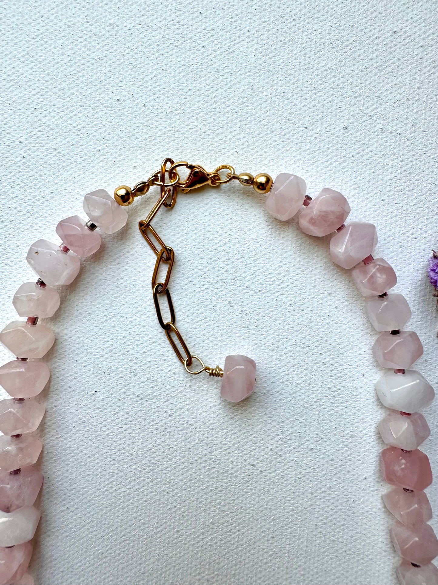 Statement-Kette aus facettiertem Rosenquarz
