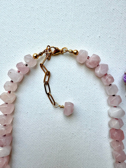 Statement-Kette aus facettiertem Rosenquarz