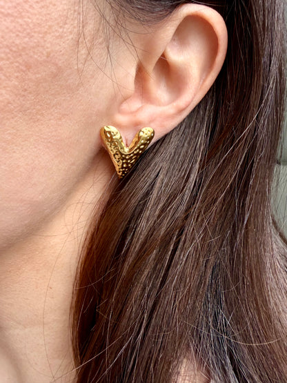 Amara Curve – goldene Statement Ohrringe mit strukturierter Oberfläche