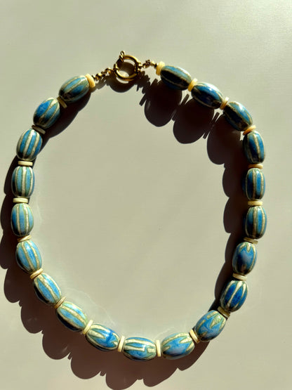 Ocean Ripple – Keramikperlen Halskette in Blau – handgefertigt