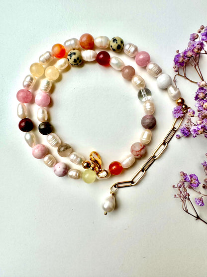 Blush Harmony – Süßwasserperlenkette mit Edelsteinmix – handgefertigt
