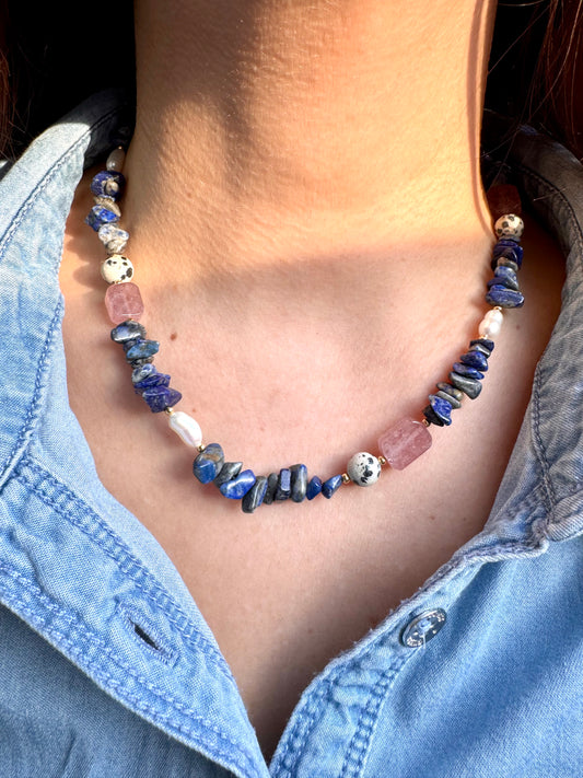 Midnight Bloom – Edelstein Kette mit Lapislazuli, Rosenquarz & Dalmatiner Jaspis – handgefertigt