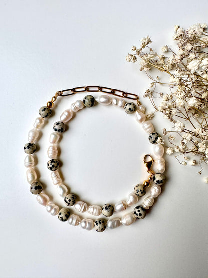 COOKIE PEARL – Halskette mit Süßwasserperlen & Dalmatinerstein – 18k vergoldete Details, handgefertigt
