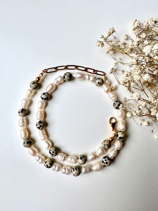 COOKIE PEARL – Halskette mit Süßwasserperlen & Dalmatinerstein – 18k vergoldete Details, handgefertigt