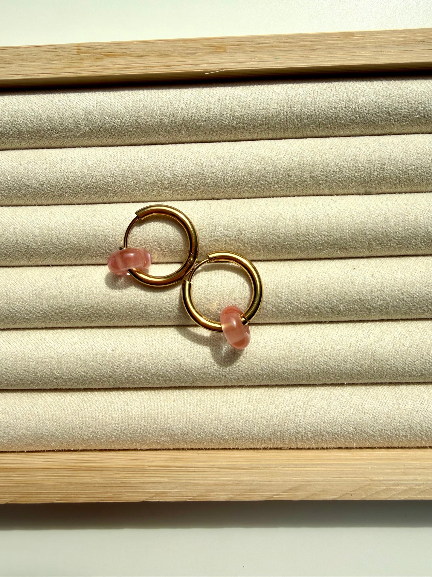 Mini Stone Circle – Ohrringe mit Donut Edelstein-Anhängern & Edelstahl 18k vergoldet