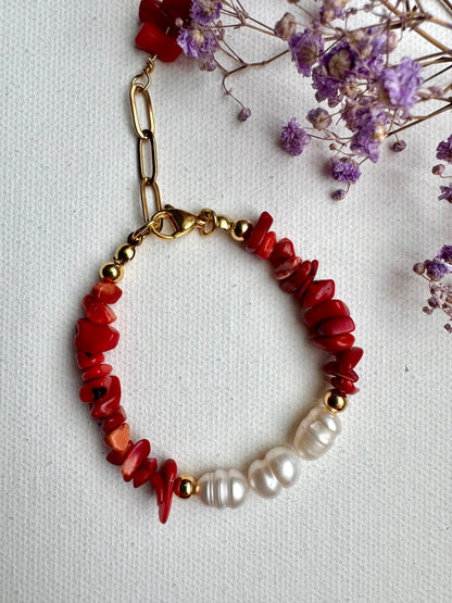 Korallenarmband mit Süßwasserperlen & goldenen Details – handgefertigt