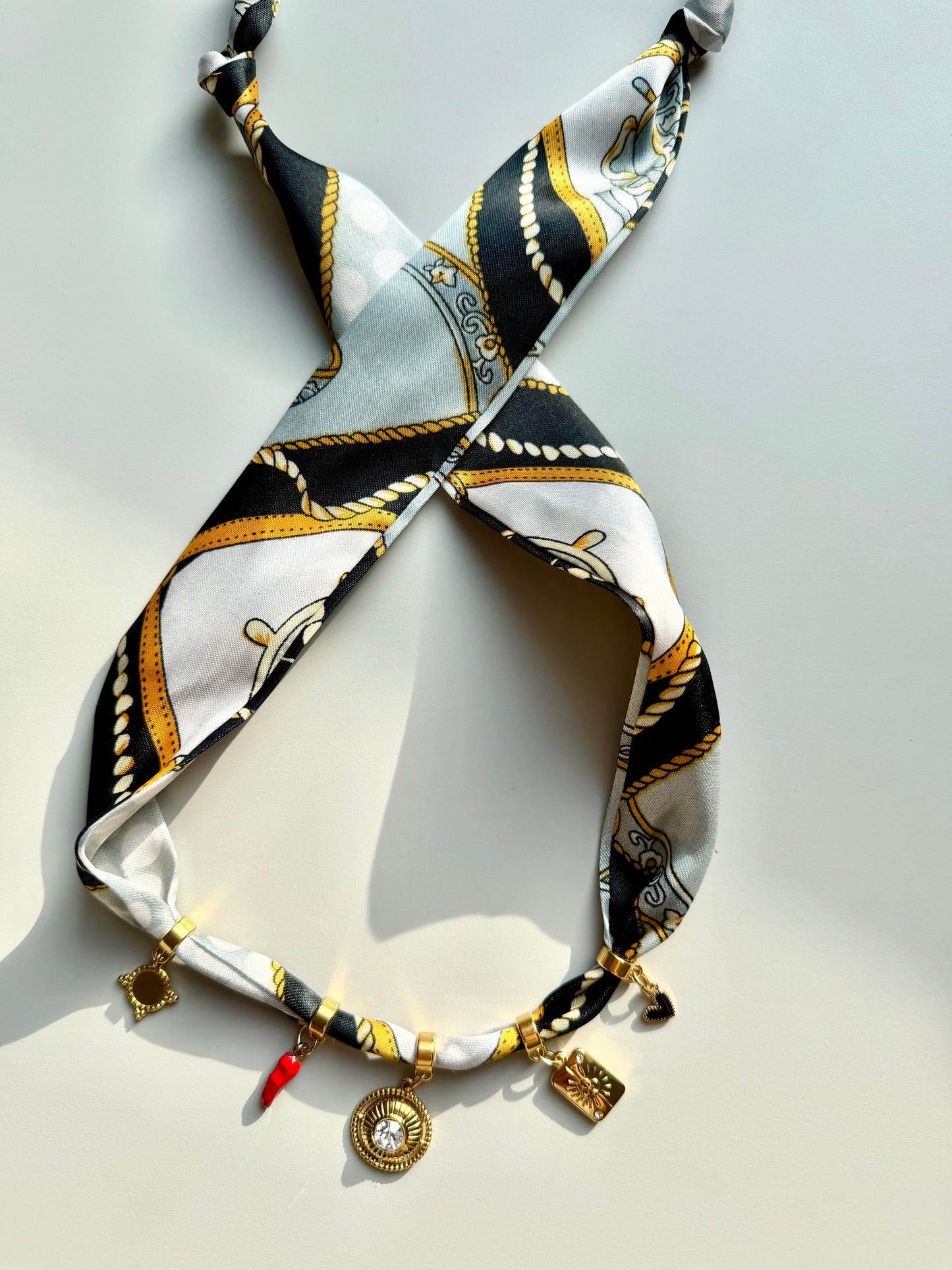 Charm bandana with gold pendants in a black and gold mix • Statement accessory with heart, sun &amp; crystal details