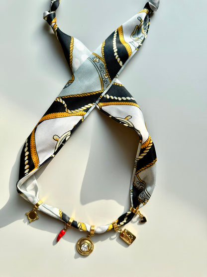 Charm bandana with gold pendants in a black and gold mix • Statement accessory with heart, sun &amp; crystal details