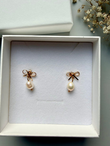 Freshwater pearl earrings with bows • Gold-colored • Elegant &amp; playful
