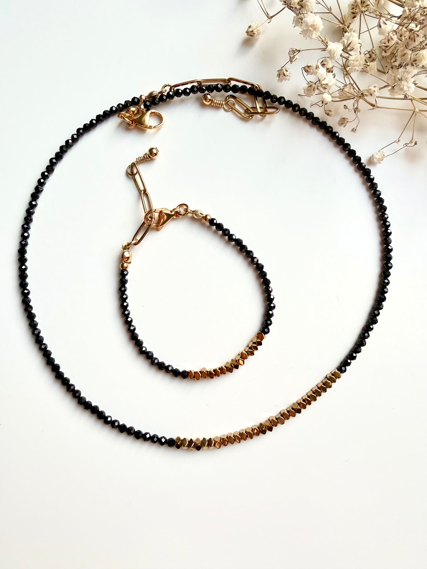 Midnight Edge – Halskette mit schwarzen Kristallperlen & goldenen Akzenten – handgefertigt