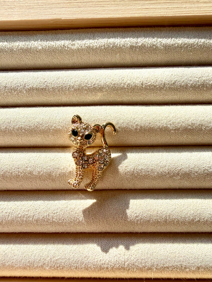 Broschen – Vergoldete Anstecker mit verspielten Motiven