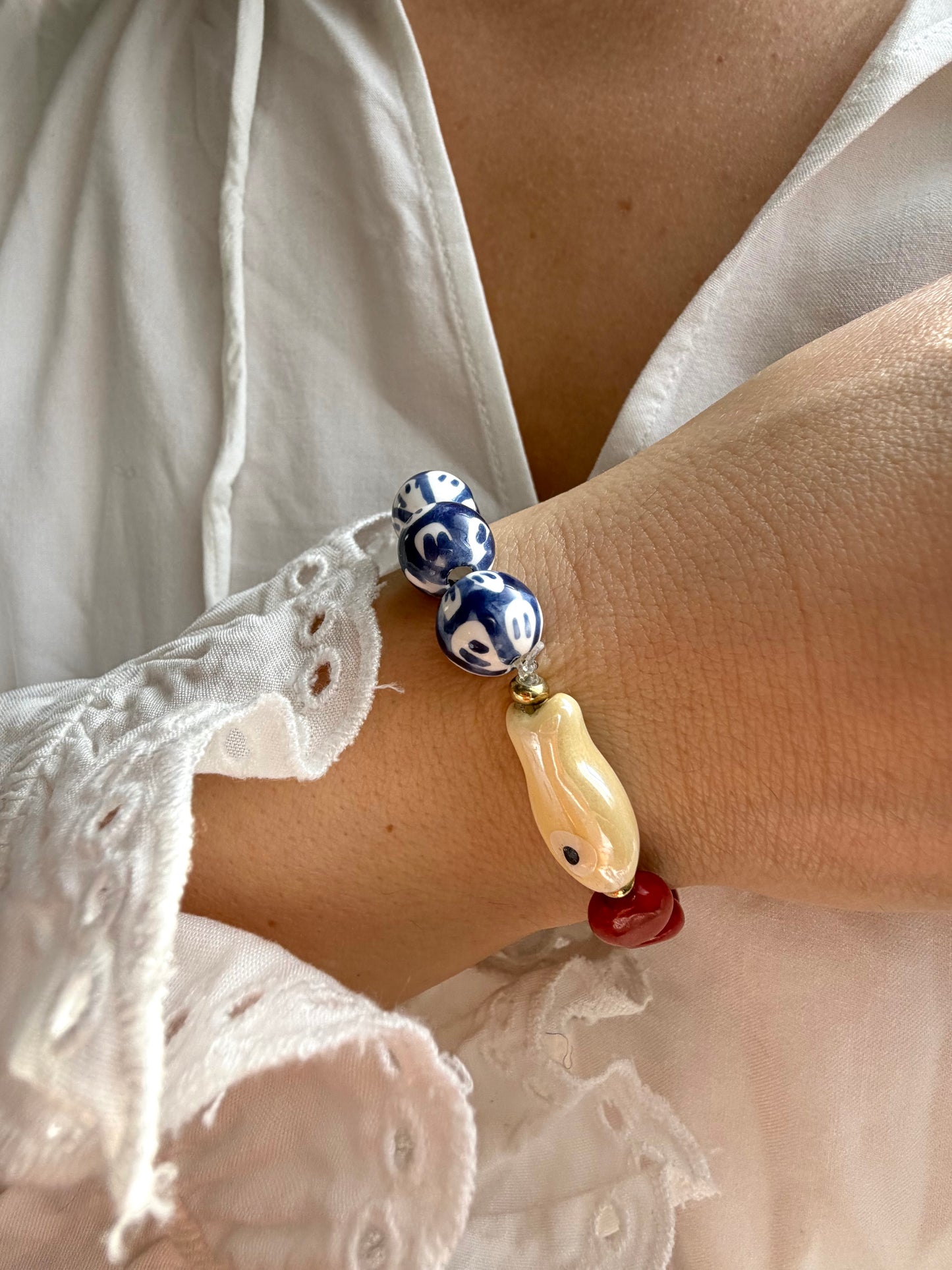 Lucky Fish – Armband mit Keramikperlen & Fisch Anhänger – handgefertigt