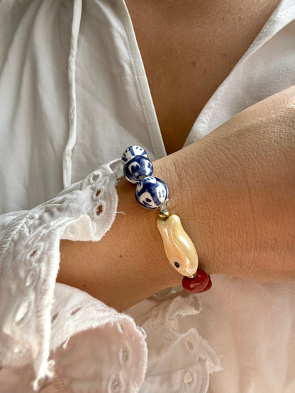 Lucky Fish – Armband mit Keramikperlen & Fisch Anhänger – handgefertigt
