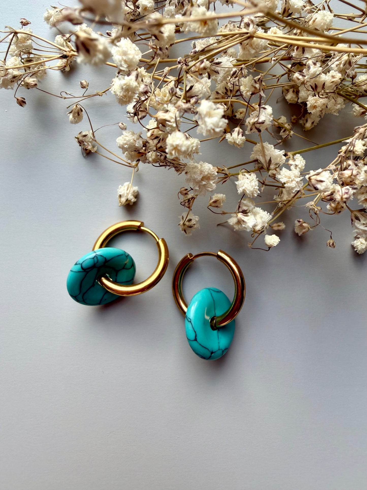 Stone Circle – Gold-plated hoop earrings with natural stone donut pendants – handmade