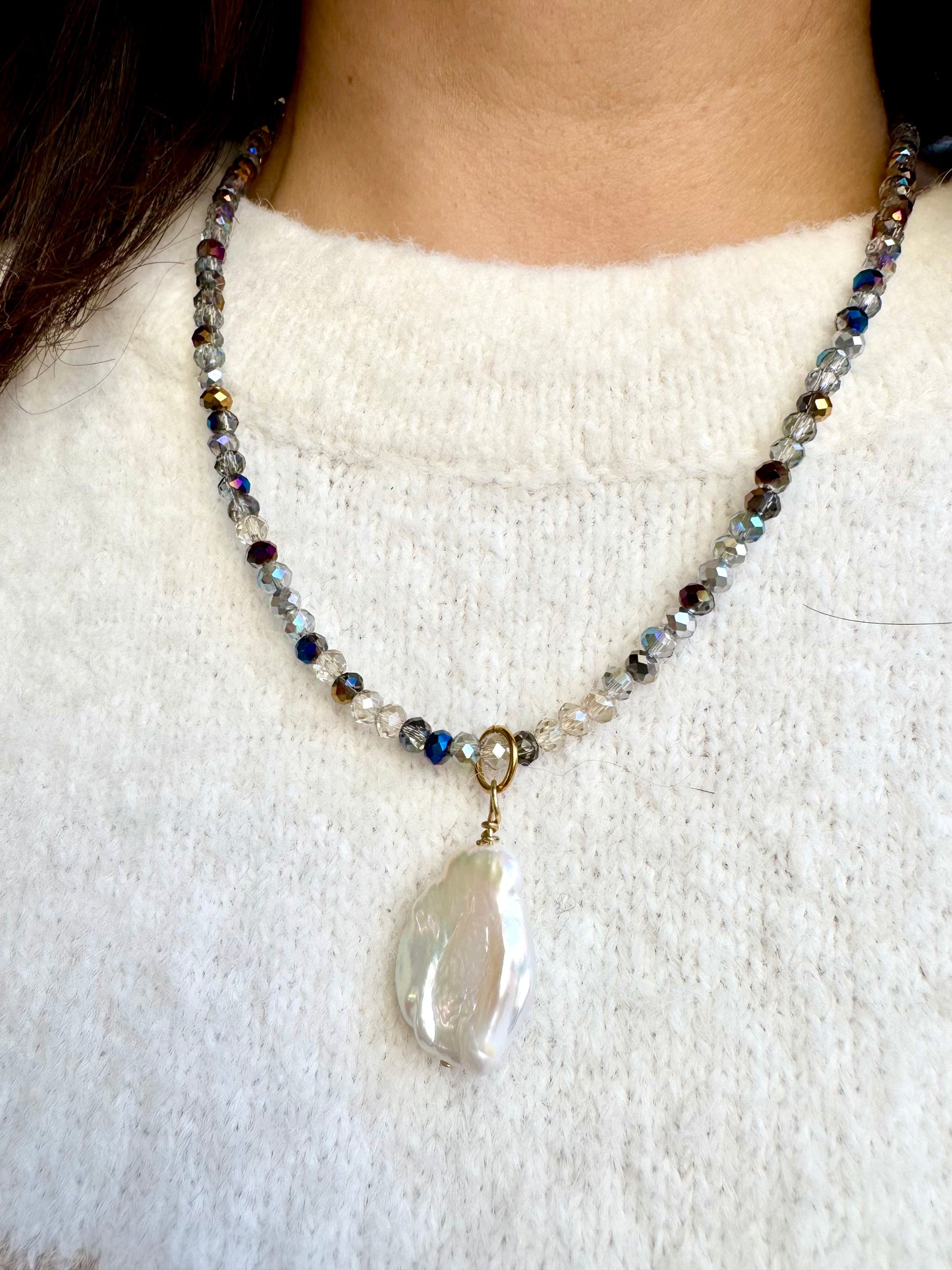 Zarte Halskette mit facettierten Glasperlen & Barockanhänger