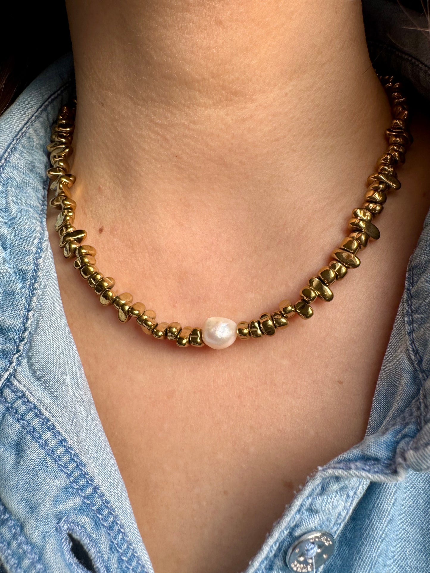 Hematite Glow – Halskette aus goldglänzendem Hämatit mit Süßwasserperle – handgefertigt