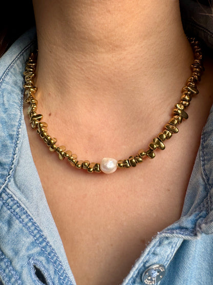 Hematite Glow – Halskette aus goldglänzendem Hämatit mit Süßwasserperle – handgefertigt