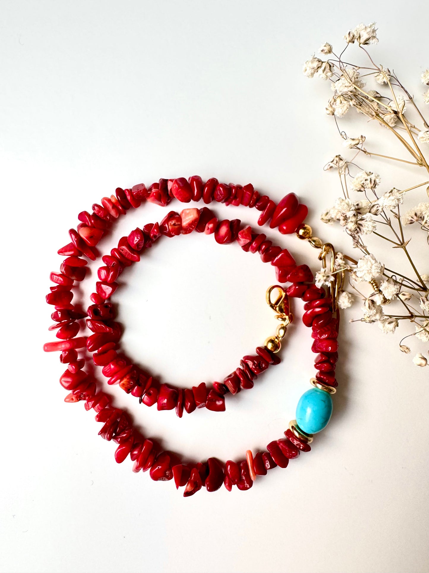 Korallen-Halskette mit türkisfarbener Perle & goldenen Details – handgefertigt