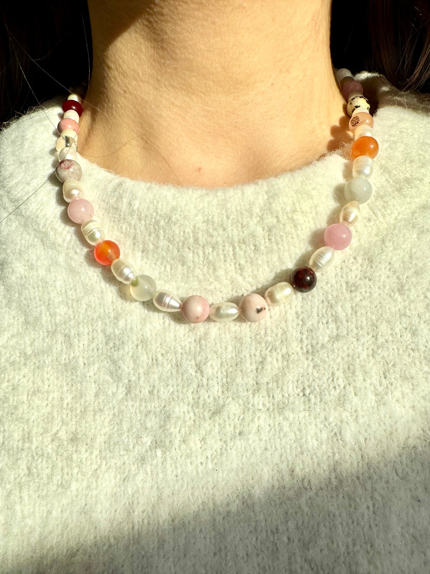 Blush Harmony – Süßwasserperlenkette mit Edelsteinmix – handgefertigt