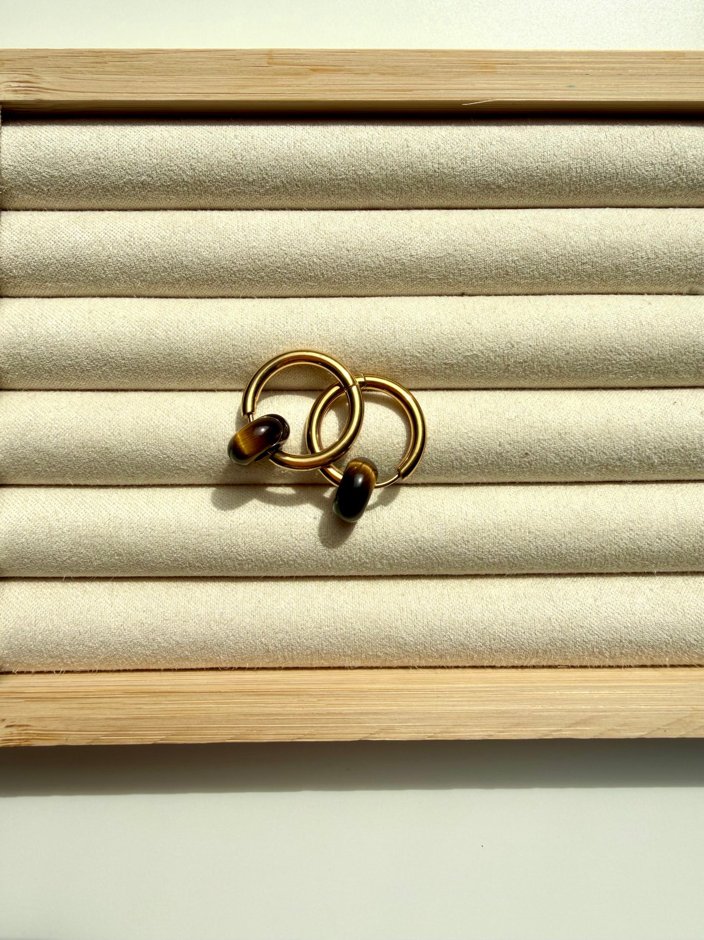 Mini Stone Circle – Ohrringe mit Donut Edelstein-Anhängern & Edelstahl 18k vergoldet