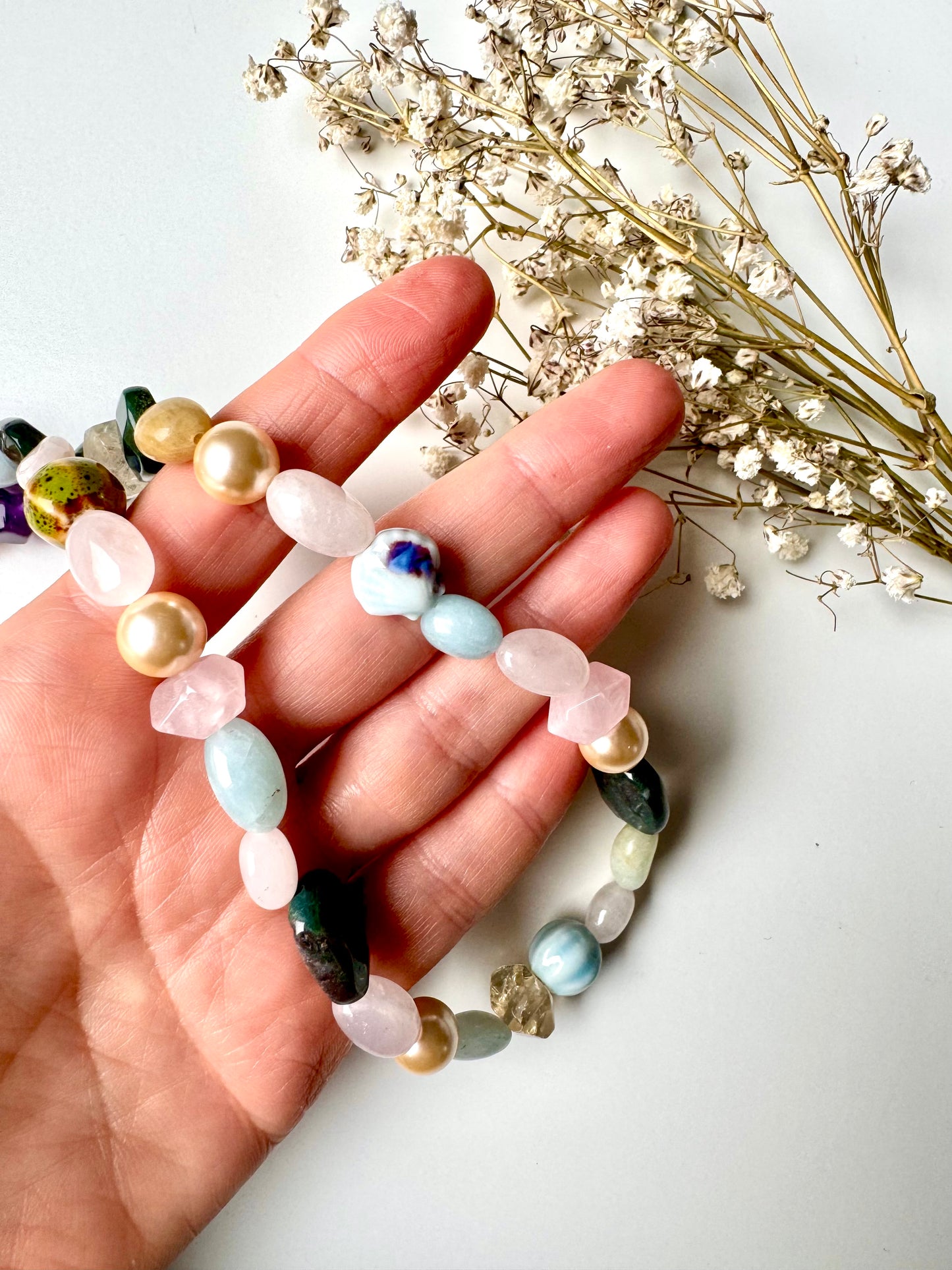 Bunte Edelsteinkette mit Keramik, Citrin, Aquamarin & vergoldeten Elementen