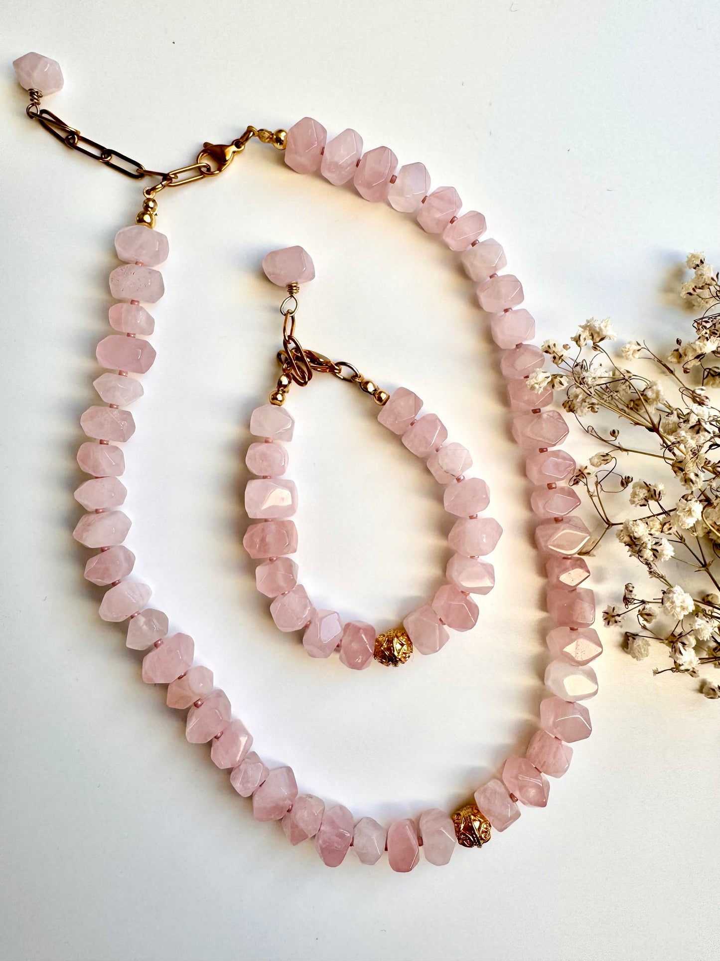 Rosenquarz-Halskette mit facettierten Edelsteinperlen & goldener Akzentperle