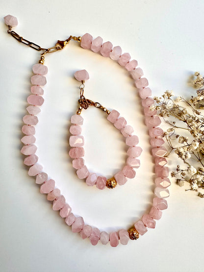 Rosenquarz-Halskette mit facettierten Edelsteinperlen & goldener Akzentperle