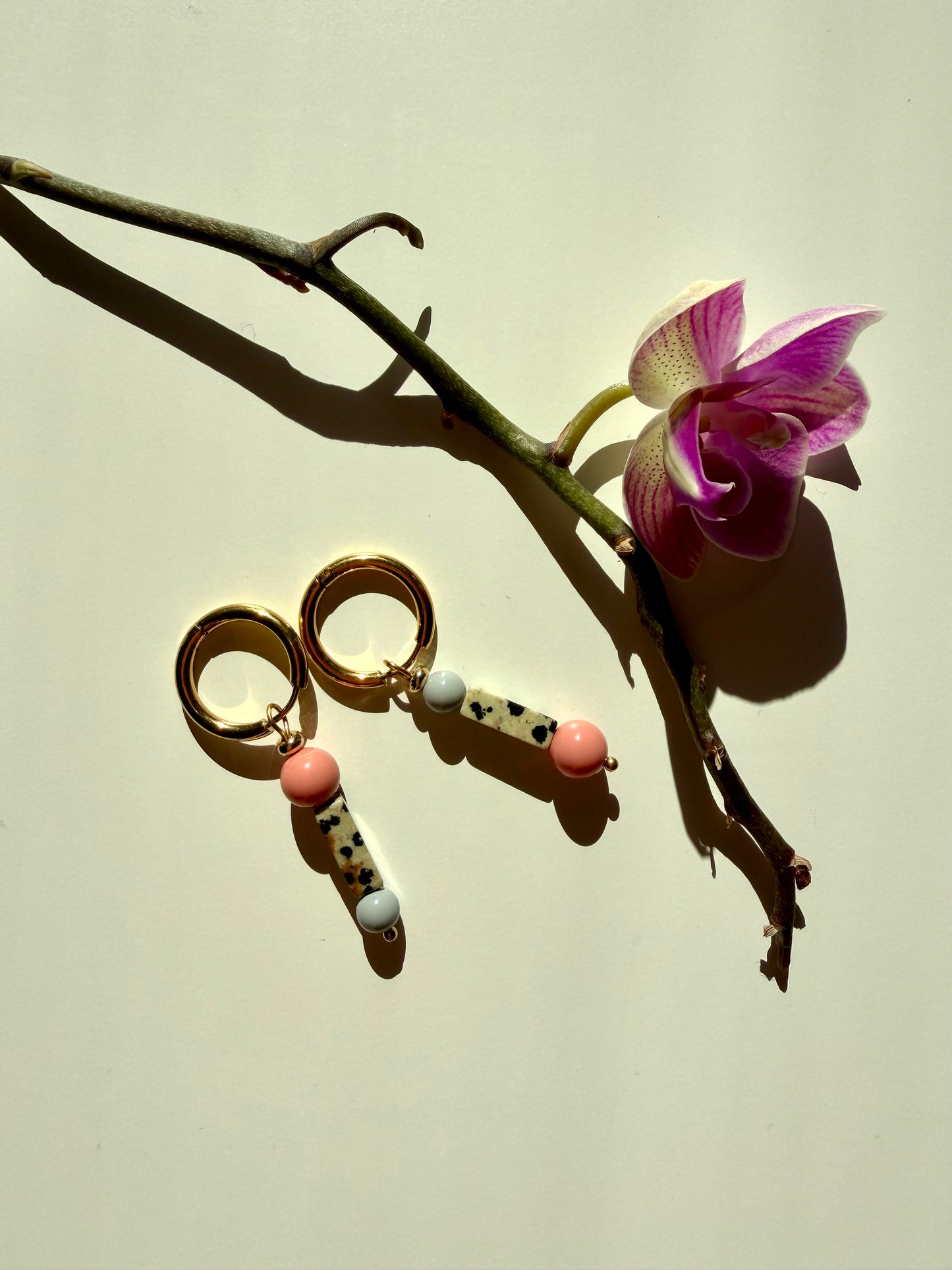 Amélie – Ohrringe mit Perlenmix & Edelstahl 18k vergoldet