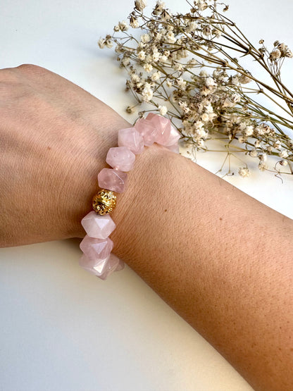 Rosenquarz-Armband • Facettierte Edelsteinperlen • Goldene Akzentperle • 18k vergoldet