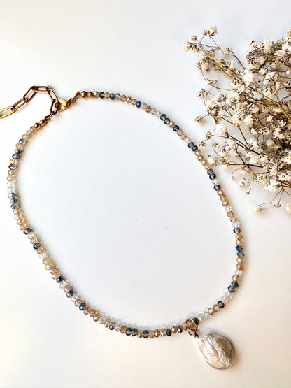 Facettierte Edelstein-Halskette mit Barockperle