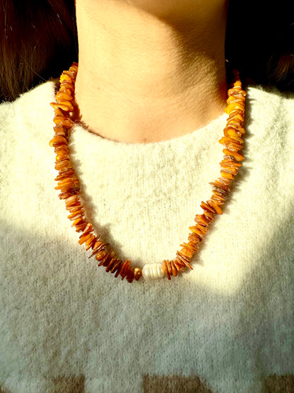 Halskette mit Muschelperlen-Chips & Süßwasserperle – handgefertigt