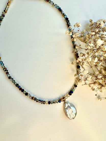 Zarte Halskette mit facettierten Glasperlen & Barockanhänger