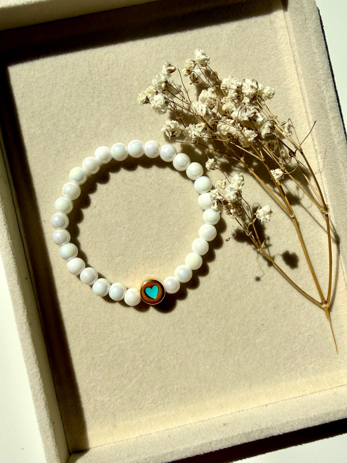 Glass Heart – Armband mit bunten Glasperlen & Herz Motiv – handgefertigt