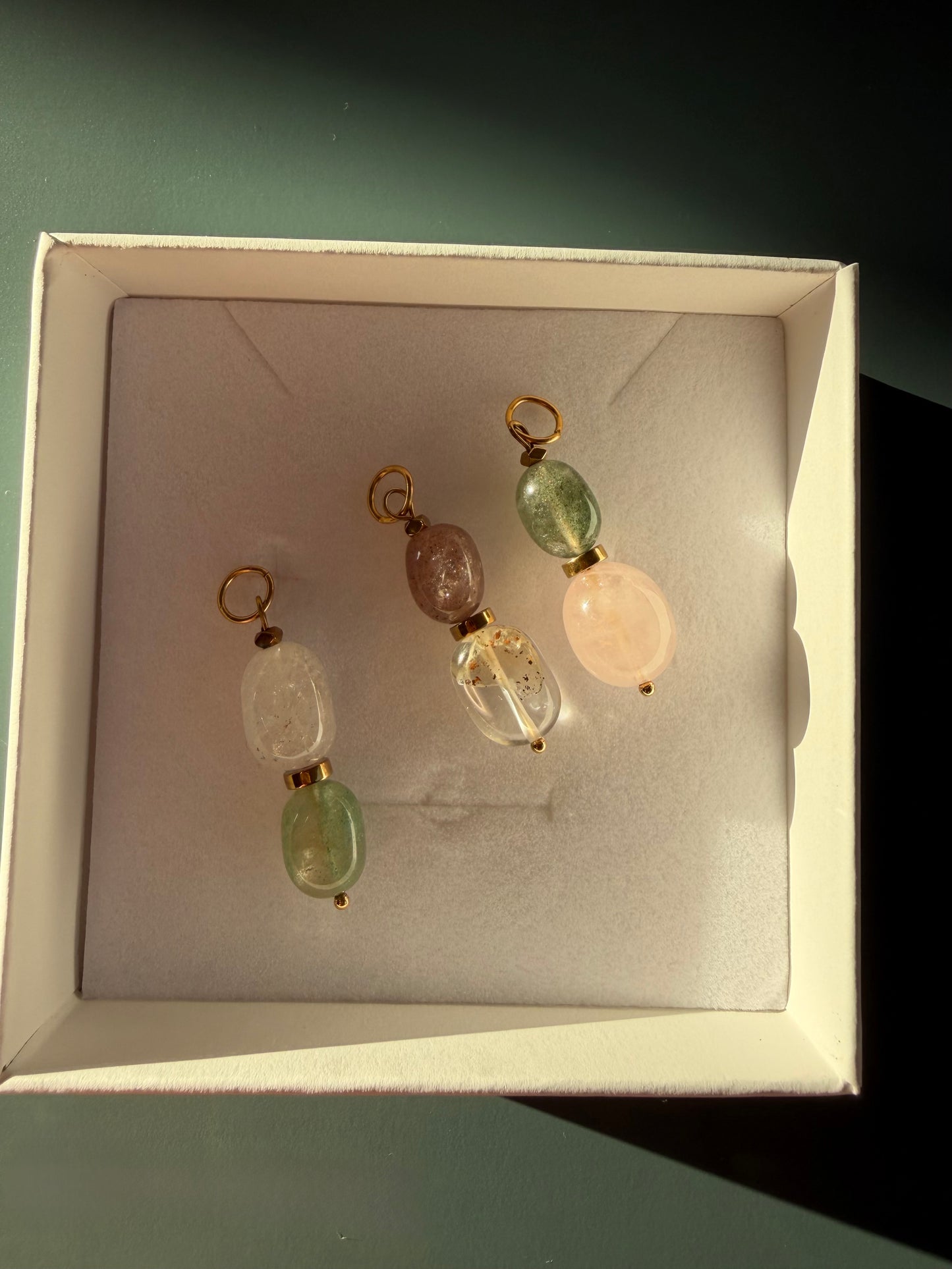 Limited Edition – Halskette mit Naturstein-Anhängern & vergoldeter Gliederkette – handgefertigt