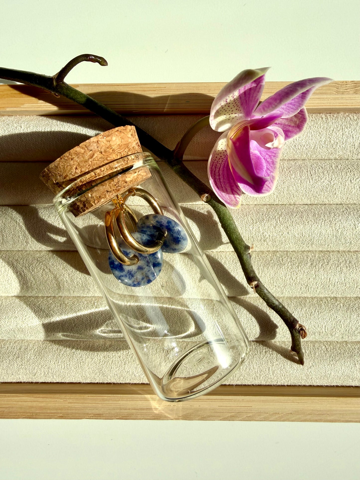 Stone Circle – Gold-plated hoop earrings with natural stone donut pendants – handmade