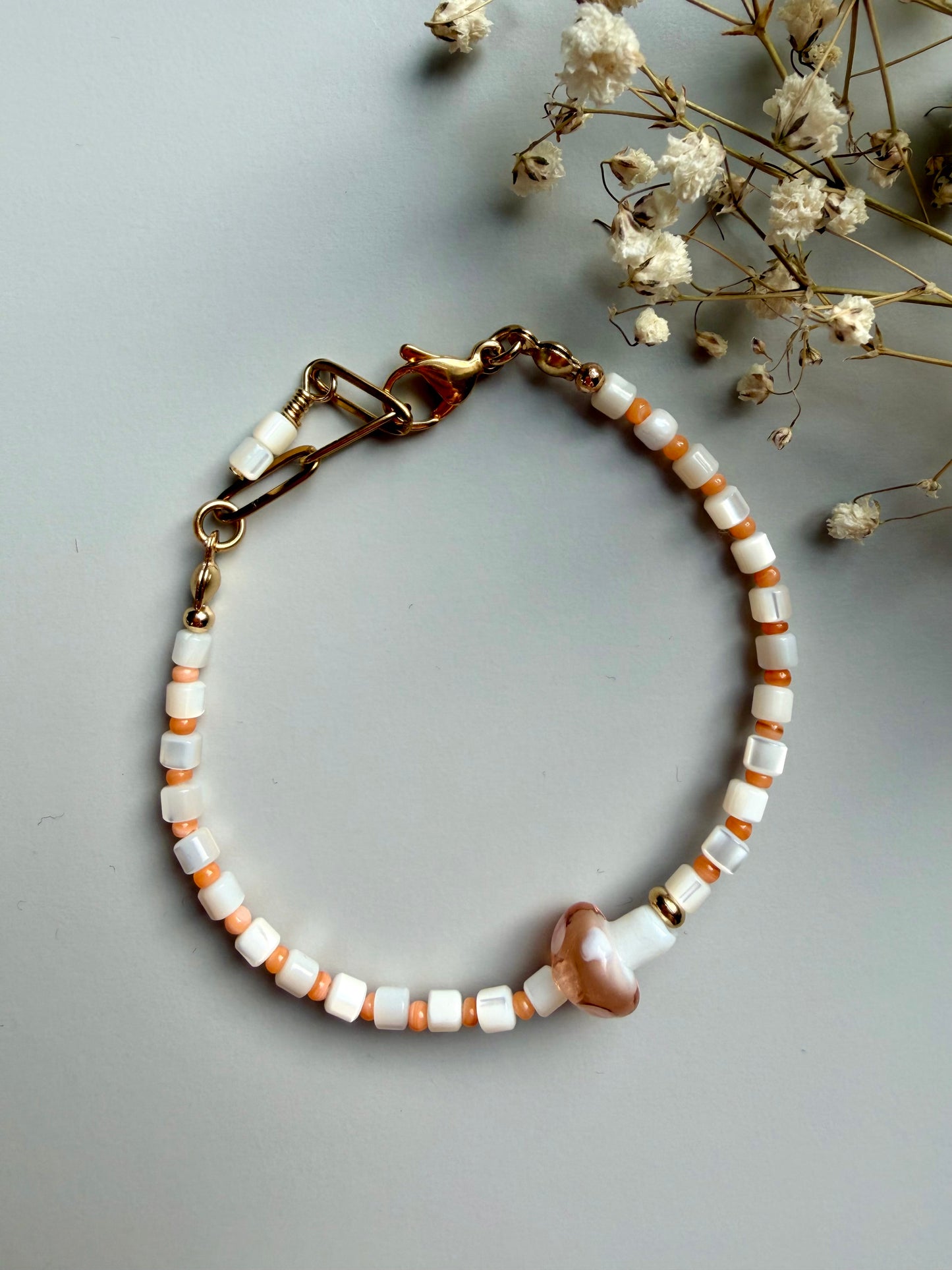 Mushroom Glow – Glass bead bracelet with mushroom pendant – handmade