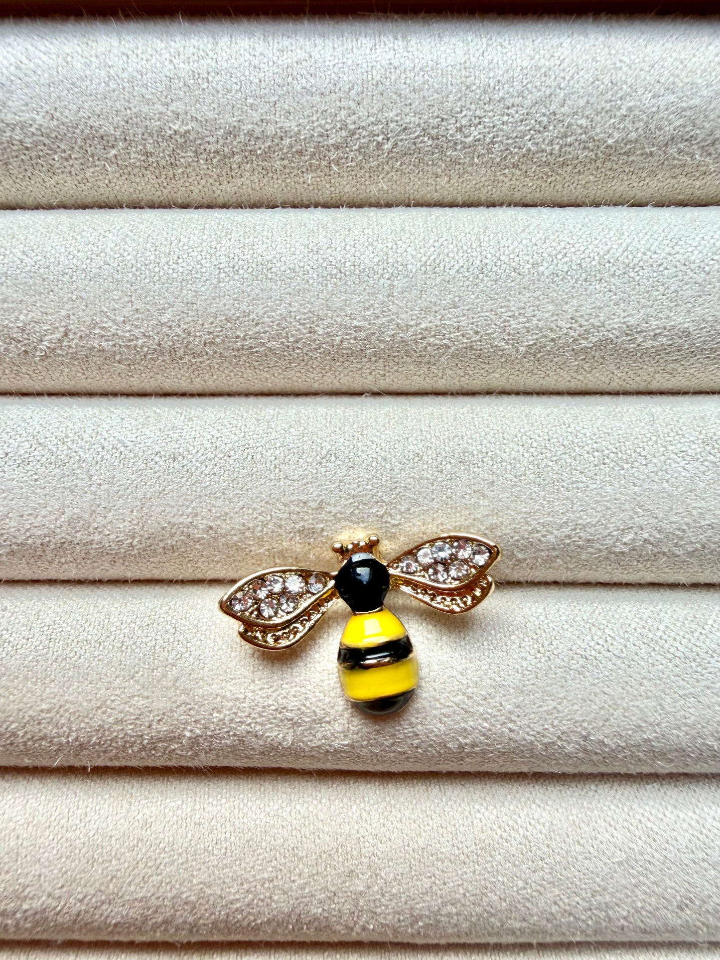 Broschen – Vergoldete Anstecker mit verspielten Motiven