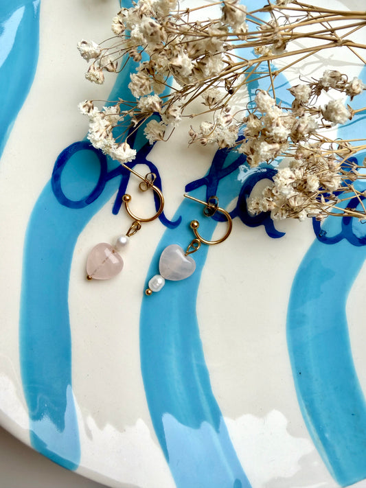 Rosa Heart – Rosenquarz Herz Ohrringe mit Süßwasserperlen – handgefertigt