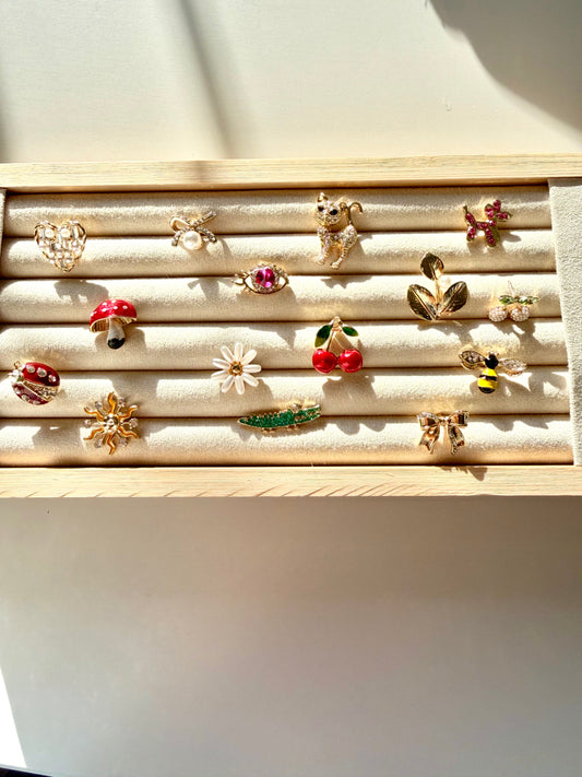 Broschen – Vergoldete Anstecker mit verspielten Motiven