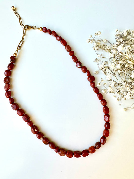 Halskette mit roten Jaspis-Steinen & vergoldeten Details – handgefertigt