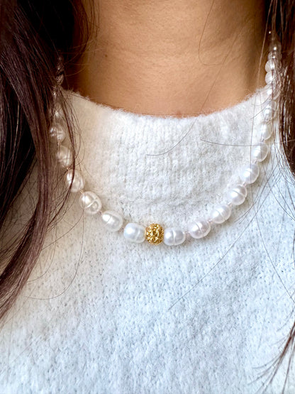 Elegante Süßwasserperlen-Halskette mit goldfarbenem Akzent