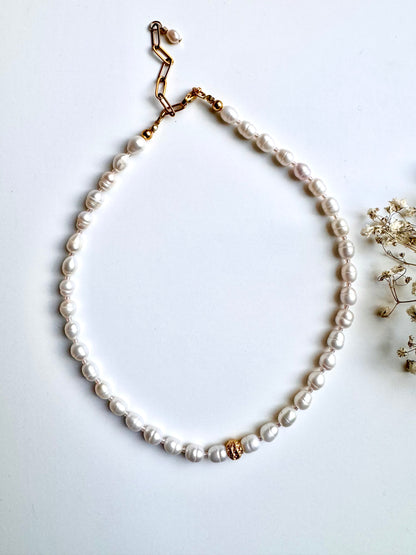 Elegante Süßwasserperlen-Halskette mit goldfarbenem Akzent