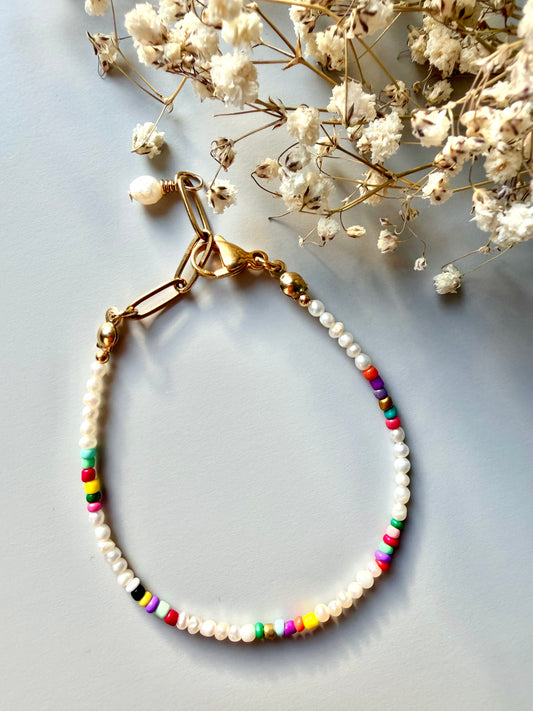 Pearl Confetti – Armband mit Süßwasserperlen & bunten Glasperlen – handgefertigt
